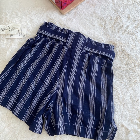 Tie waist shorts - Picture 2 of 5